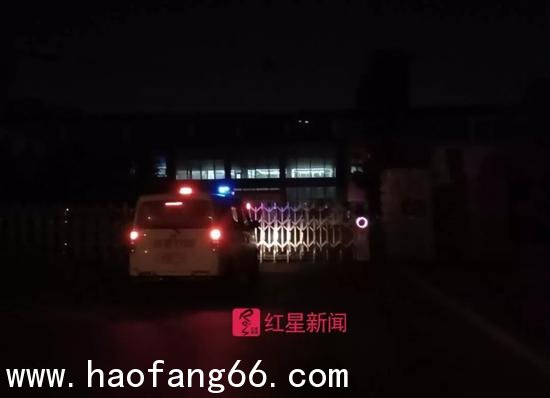 ▲近午夜时分,一辆白色轿车驶进长春长生